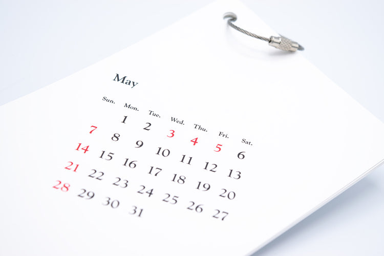 ガウディ書体のポストカード ワイヤーリング カレンダー 2023年 祝日表示